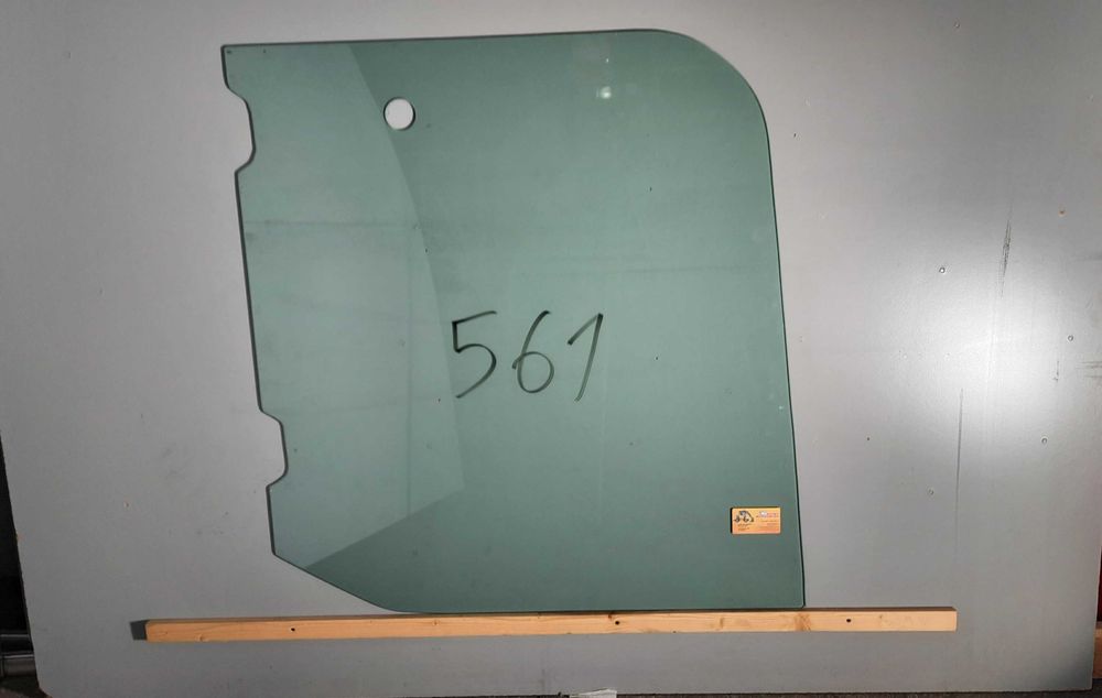 szyba koparka Komatsu - boczna prawa przednia nr 561