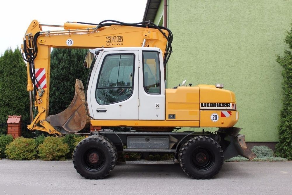 Liebherr A309C / A311C / A312C - BOK LEWY ZA DRZWIAMI NR295